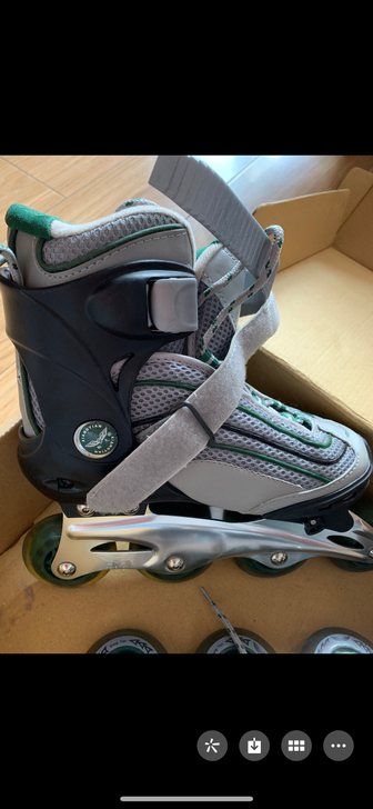 低价出只穿过一次的几乎全新的轮滑鞋