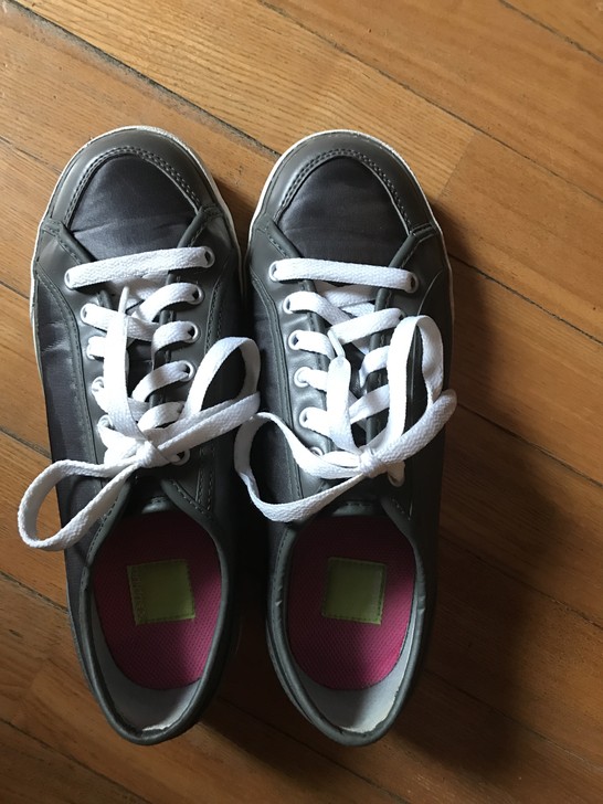 转Adidas女款休闲鞋深灰色缎面38码