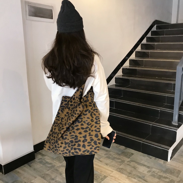 ins包包女chic秋冬上新复古时髦豹纹帆...