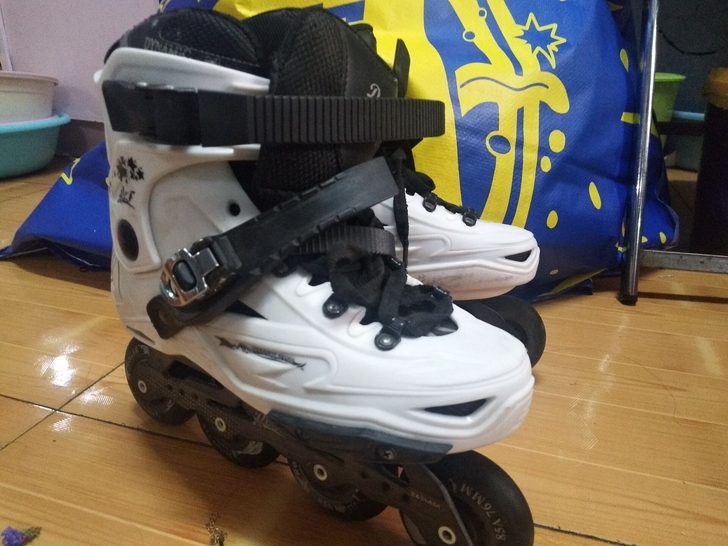 全价100，只穿过一个学期的轮滑课