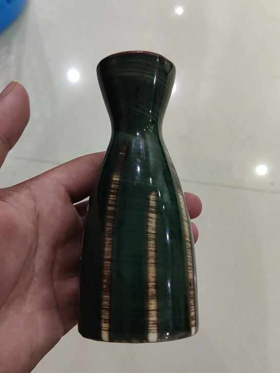 墨绿色酒壶一对，也可以单花器，釉水很漂亮。...