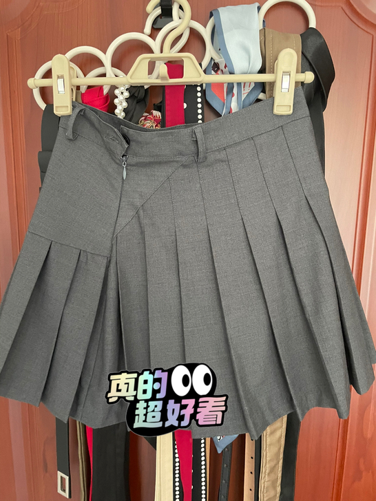 灰色百褶裙，有拍细节图，做功扎实，有内衬，...