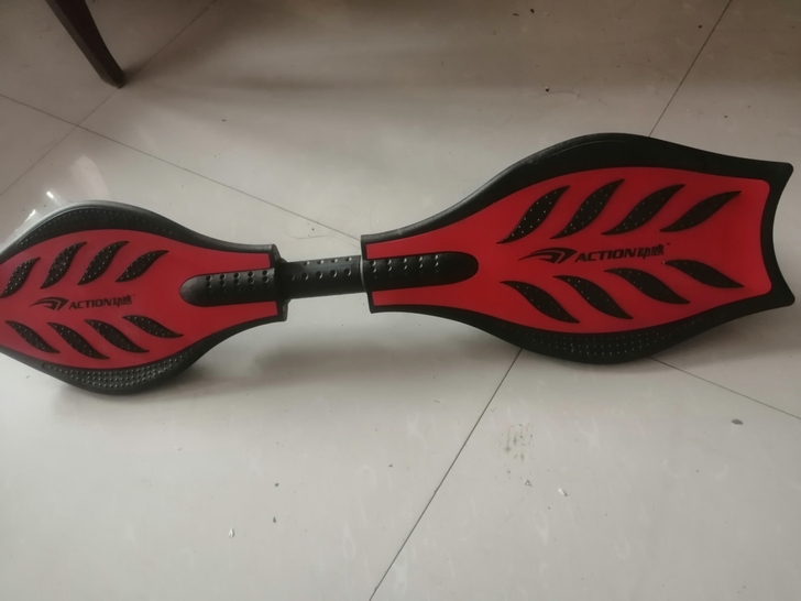 出蛇形滑板一个，给家里小孩子买的礼物，希望...