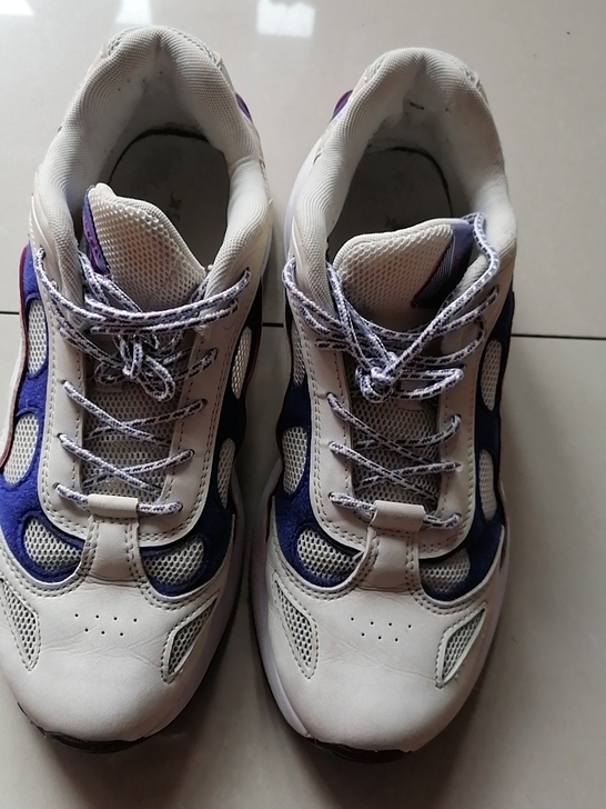 特步男女通用款运动鞋，九成新，轻便透气耐磨...