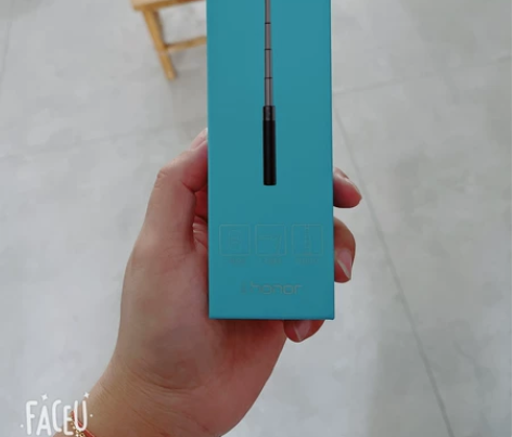 荣耀自拍杆,全新未拆封的,有封口贴,给老爸...