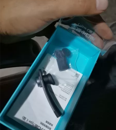 荣耀小口哨蓝牙耳机！东西都在， 点开机后就...