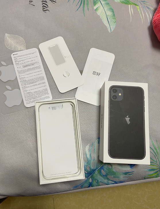 出个iPhone 11盒子       卡...