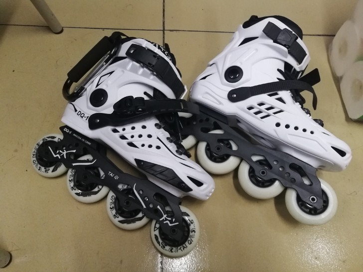 轮滑鞋，37码，实体店购入，只穿过一次，为...