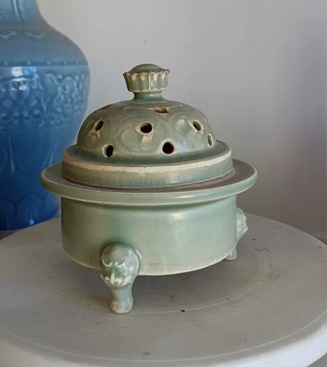 瓷熏香炉一个，青瓷，有裂纹，不介意拿去玩，...