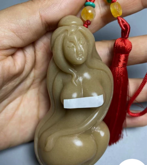 天然新疆金丝玉浴女把件玉雕美女挂件工艺品做...