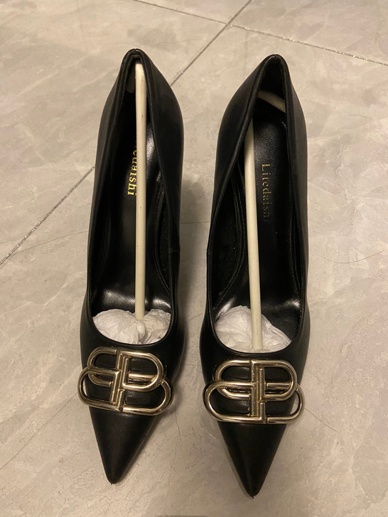 黑色logo尖头细跟高跟鞋 跟高9厘米 皮...