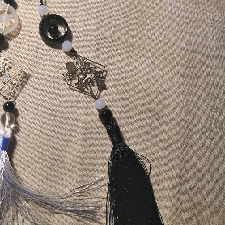 出何九华海月扇坠