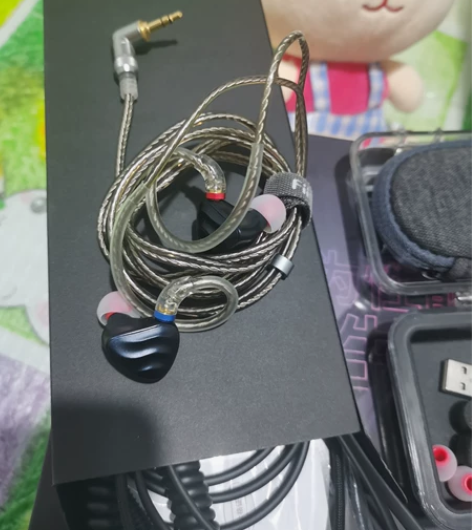 转出个人一手用的耳机加山灵小尾巴，原装盒子...