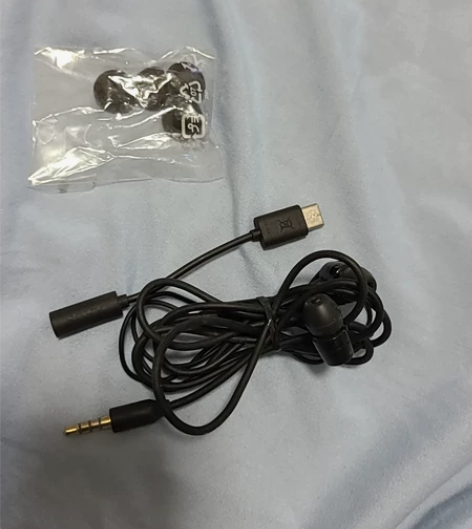 索尼手机原装耳机加一个转接头， 东西就用过...