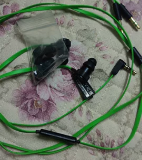 雷蛇战锤狂鲨入耳式耳机加一个7.1声道声卡...