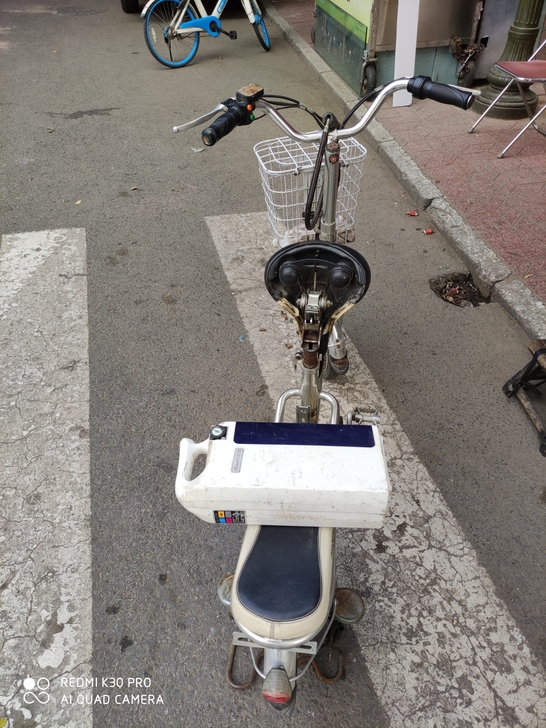 凤凰电动车，车架子。 48伏的。通电，时走...