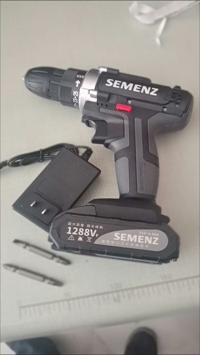 牧田款手电钻给师傅买的电钻,多出了2个,闲...