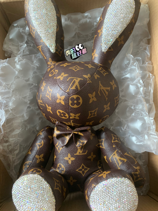 LV拆包玩偶挂件,兔兔法斗牛牛,都是中古店...