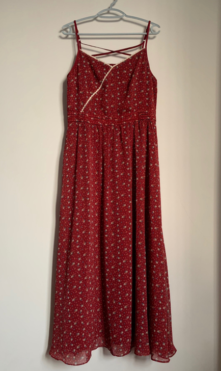 酒红色吊带碎花连衣裙