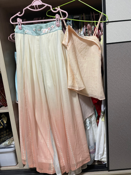 十三余白桃乌龙，s码吊带加下裙，瑕疵见图六...