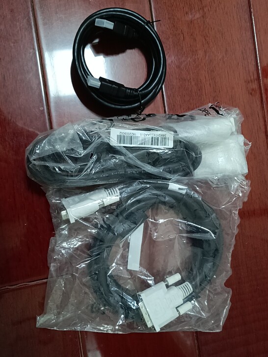 两根全新dvi线+两根hdmi线。