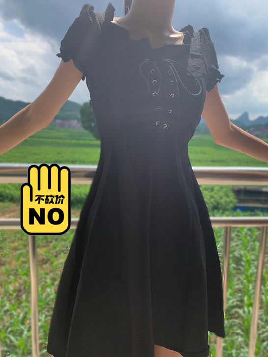 出一件黑色收腰小连衣裙  购于淘宝 只穿过...