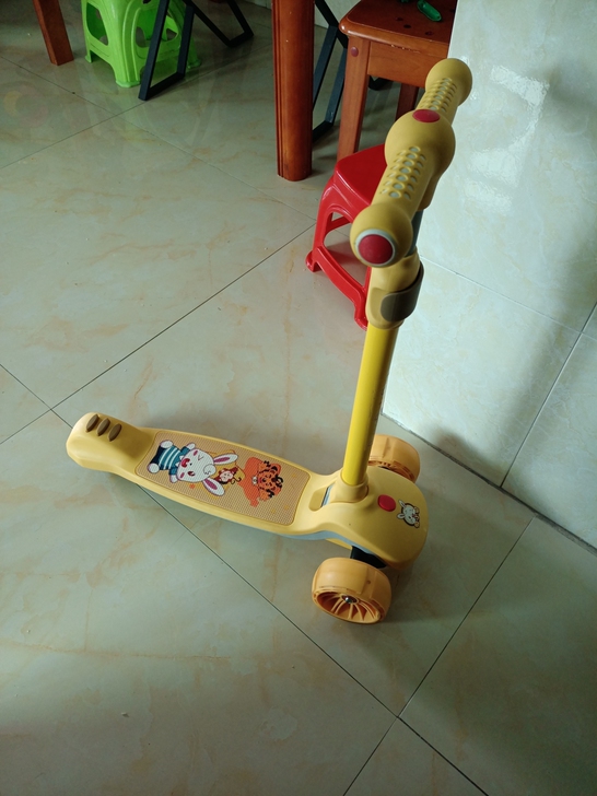 品牌型号 ：兔小贝儿童滑板车，柠檬黄