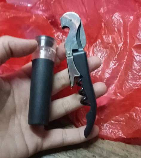 红酒塞红酒开瓶器。买红酒的时候配套的有很多...