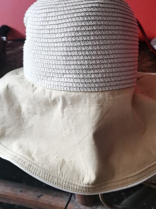 全新 朋友做实体店生意的，送了我一顶，我的...