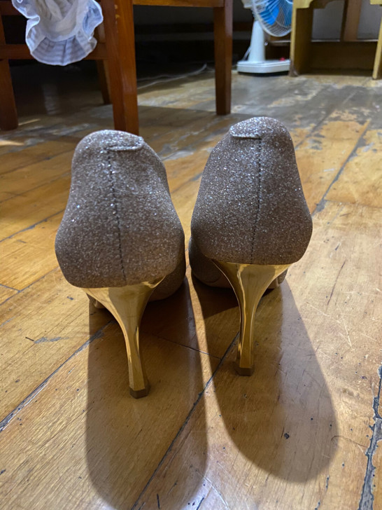 大东高跟鞋，大概8cm高，35码，女朋友穿...