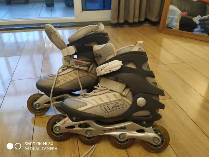 转让自用成人轮滑鞋一双，鞋码见图