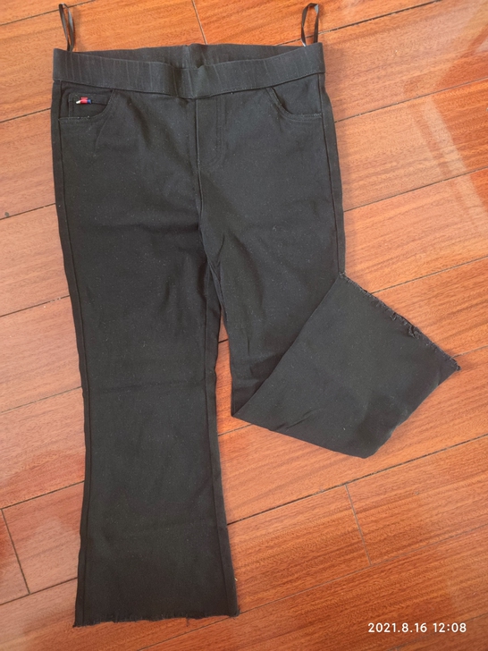 黑色女士九分裤。玫红色灯芯绒卫衣。