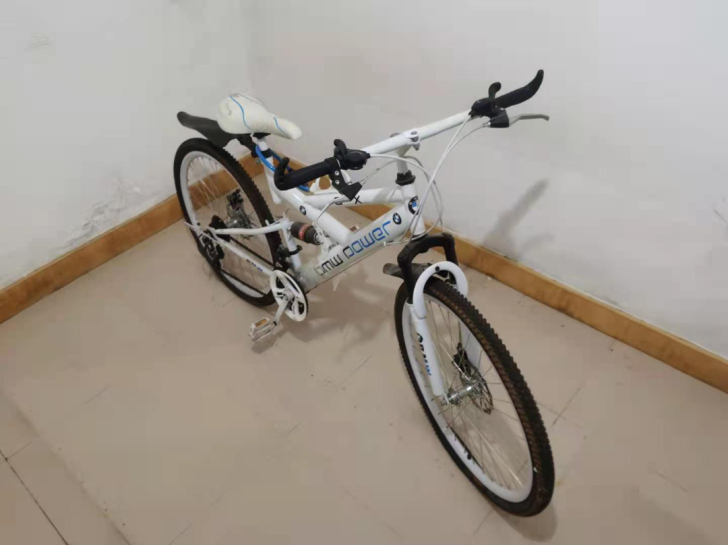 特写 全景 嘎嘎新 看轮胎磨损就知道这车没...