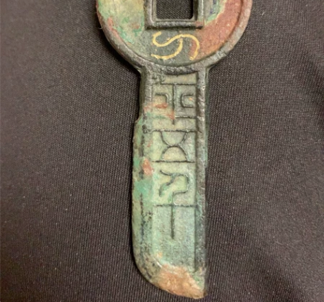 美人赠我金错刀，何以报之英琼瑶。 路远莫致...