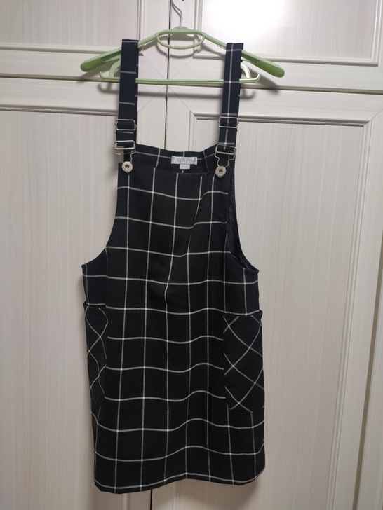 闲置女款背带裙，一次没有穿过，转给有需要的...