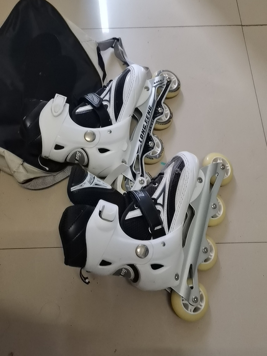 溜冰鞋,没怎么玩过,就是放了几个月,比较忙...