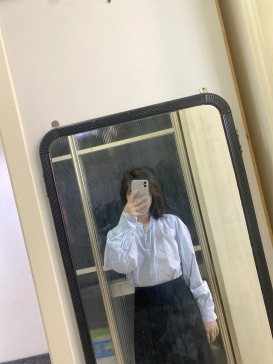 天蓝色衬衫 就是有点皱， 小姐姐们熨下就可...