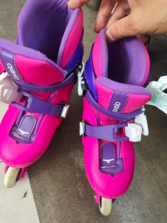 迪卡侬买的小孩轮滑一双+护膝+胳膊护膝+手...