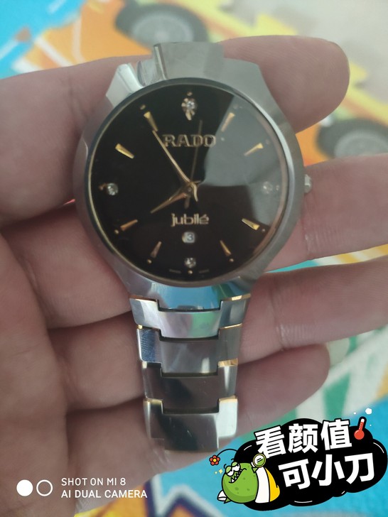 雷达，瑞士机芯，钨钢手表链(损坏)，戴着显...