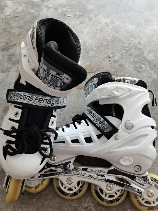 买了没有穿几次原价两双400多，现在娃娃大...