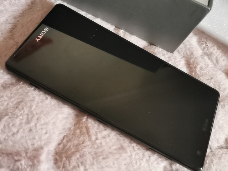 索尼XZ2 日版au 无气密 右下角有瑕疵...