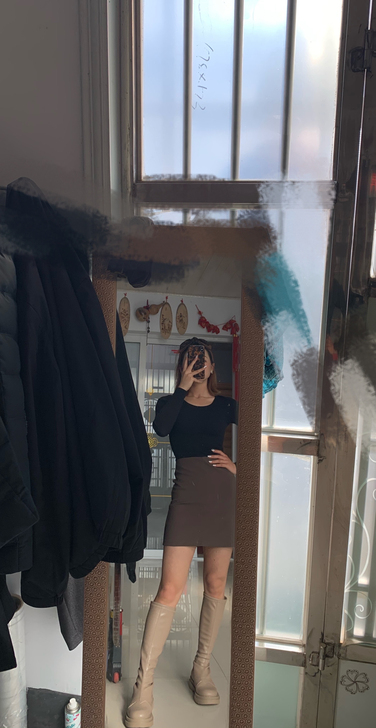 卡其色包臀短裙，入手穿过一次，s码，由于本...