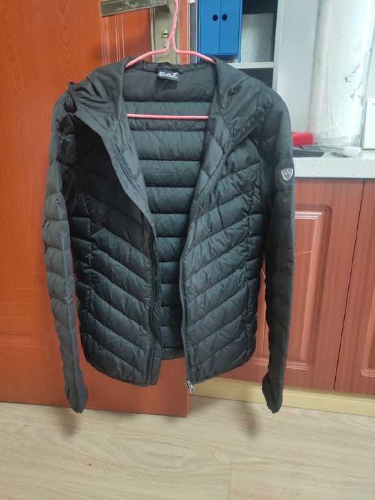 黑色连帽轻便羽绒服