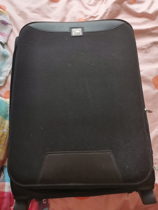 自用爱华仕20寸行李箱,几年前在商场买的,...