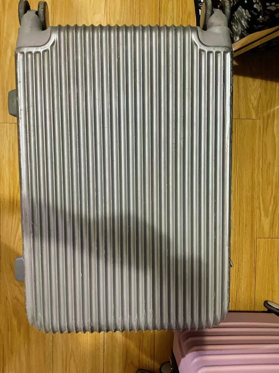 银白色行李箱，大尺寸，很方便，有瑕疵，具体...