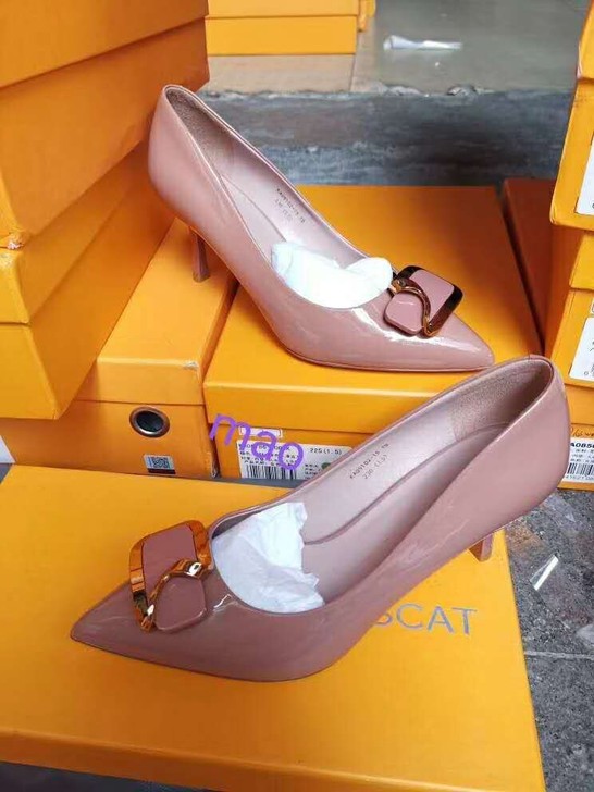 接吻猫春季新款牛漆皮.扣尖头通勤单鞋KA0...