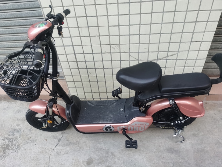 9.9新锂电动车，哥哥骑去上班的，刚买没多...