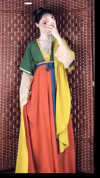 桑谣记 上绿 下橘 帔子黄色（如图一）