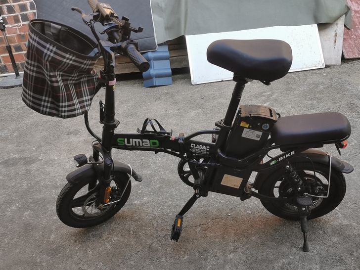 折叠电动车，可放小车后备箱。买回来基本没用...