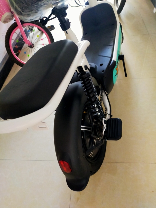 全新电动车低价处理，一次也没有骑。带充电器...